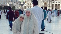 <p>Siti pun memutuskan untuk membawa dan menyekolahkan Elif di Indonesia. Setelah bersekolah dan berteman dengan anak-anak Indonesia, Elif jauh lebih gembira. "(Kata Elif) Sudah aku mau sekolah di Indonesia saja. Setelah gabung dengan anak-anak Indonesia di sini, dia senang, happy," papar Siti KDI. (Foto Instagram: siti_perk)</p>