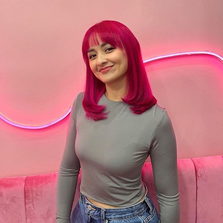 <p>Selanjutnya ada Joanna Alexandra, nih. Bunda empat orang anak ini mewarnai rambutnya dengan tone merah muda terang. Jadi seperti Barbie, ya? Bagaimana menurut Bunda? (Foto: Instagram @joannaalexandra)<br /><br /><br /></p>