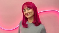 <p>Selanjutnya ada Joanna Alexandra, nih. Bunda empat orang anak ini mewarnai rambutnya dengan tone merah muda terang. Jadi seperti Barbie, ya? Bagaimana menurut Bunda? (Foto: Instagram @joannaalexandra)<br /><br /><br /></p>