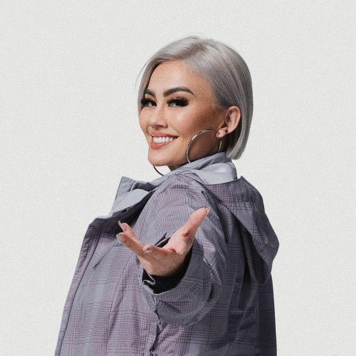 <p>Pertama ada musisi go international Agnez Monica nih, Bunda. Dalam potret yang dibagikan di medisa sosial Instagra, ia menunjukkan rambut dengan potongan bob berwarna silver. (Foto: Instagram @agnezmo)<br /><br /><br /><br /></p>