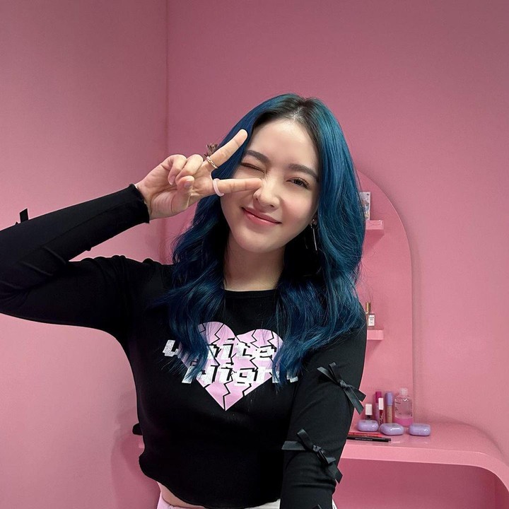 <p>Next, ada Natasha Wilona nih, Bunda. Bintang film Argantara ini mewarnai rambutnya dengan warna biru metalik. (Foto: Instagram @natashawilona12).<br /><br /><br /></p>