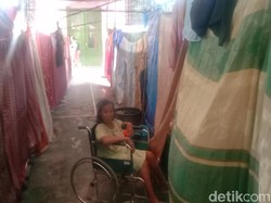Warga Korban Banjir di Pati Mengungsi di Tenda Seadanya