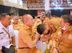 Beda Cium Tangan Bobby ke Edy-Ganjar di Acara yang Dihadiri Jokowi