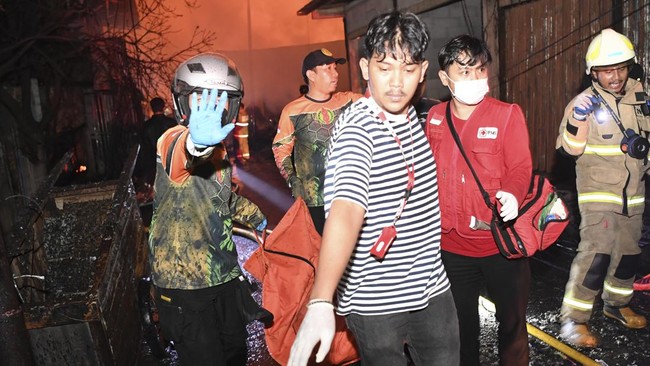 Jumlah korban kebakaran depo Pertamina Plumpang mencapai 16 orang, 14 di antaranya dewasa dan dua anak.