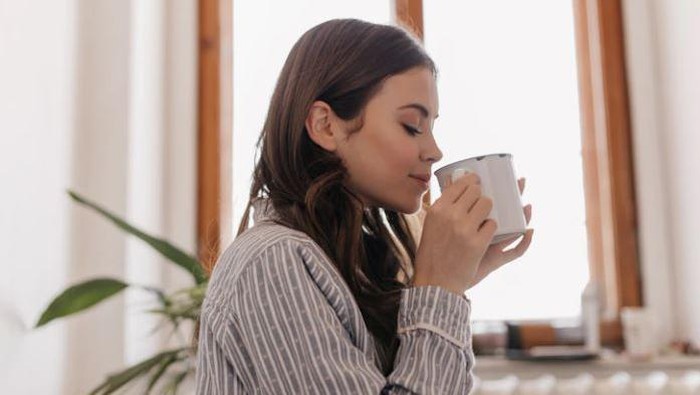 Perempuan sedang minum
