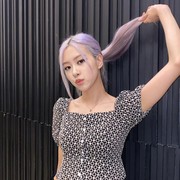 5 Ide Outfit Hangout ala Rose BLACKPINK yang Chic dan Stylish Banget!