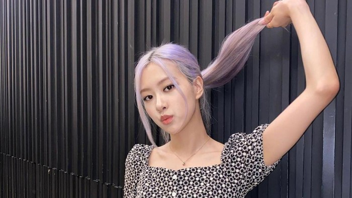img-title 5 Ide Outfit Hangout ala Rose BLACKPINK yang Chic dan Stylish Banget!