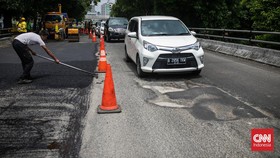 FOTO: Jalan Rusak MT Haryono Mulai Diperbaiki