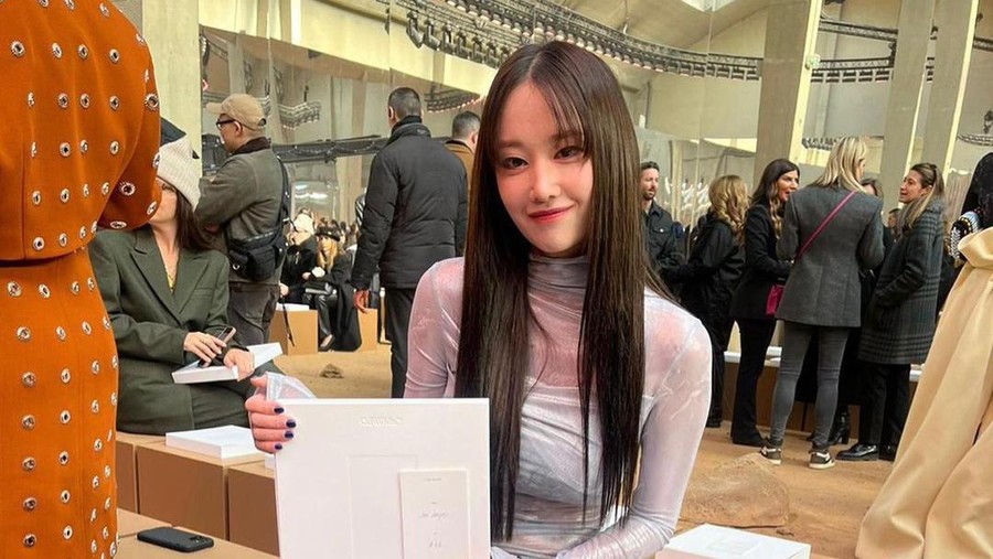 Jeon Jong Seo di Paris Fashion Week 2023