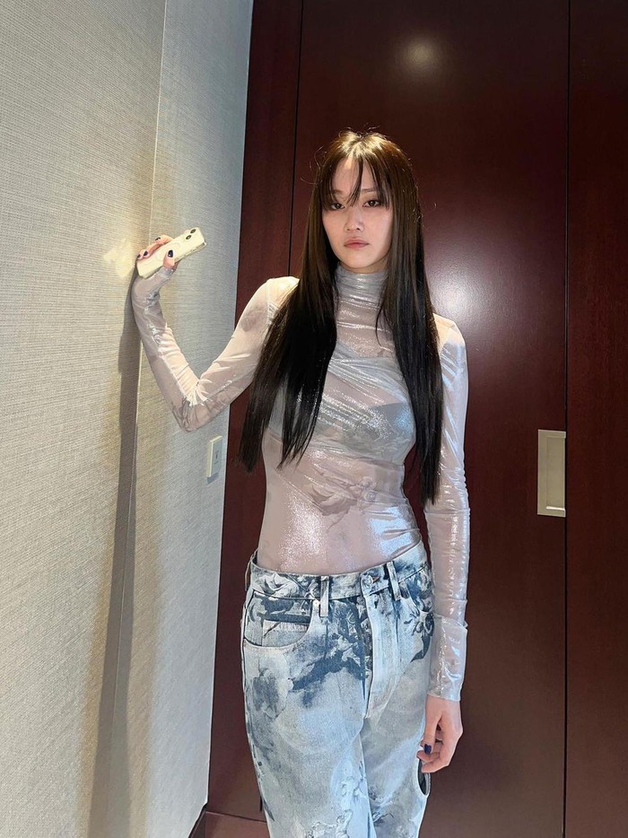 Visual sang aktris yang memesona pun turut menarik perhatian, ditambah dengan rambut panjang yang dibiarkan tergerai sekaligus gaya poni depan yang manis./ Foto: instagram.com/wjswhdt94