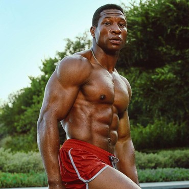 Jonathan Majors Muncul di Sidang Kasus Penganiayaan