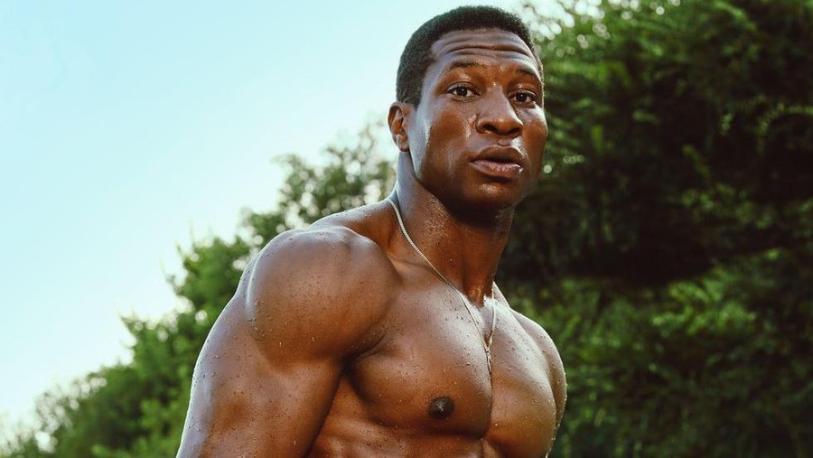 Jonathan Majors saat pemotretan untuk majalah Men's Health.