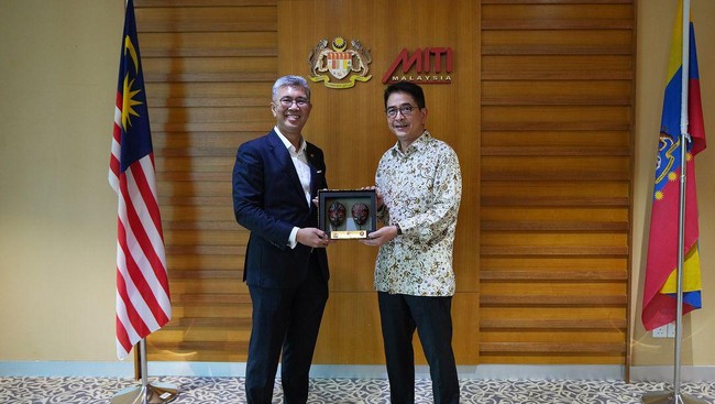 Ketua Kadin Arsjad Rasjid melakukan lawatan bisnis ke Malaysia untuk mendorong pertumbuhan ekonomi regional.