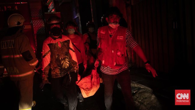 Para korban tewas akibat kebakaran Depo Pertamina Plumpang dibawa ke RS Polri Kramat Jati untuk diidentifikasi.