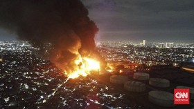 Warga Plumpang Panik Tak Bisa Cari Kerabat Usai Area Dibarikade Brimob