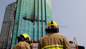 img-title Gedung 42 Lantai Kebakaran di Hong Kong, Ratusan Orang Dievakuasi