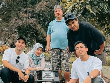 img-title 7 Potret Kompak Vidi Aldiano Bareng Orangtua & Adik-adik Jarang Tersorot