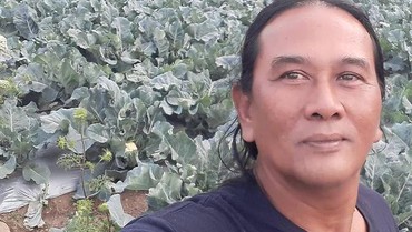 img-title 7 Potret Terbaru Ken Ken 'Wiro Sableng', Hidup Sederhana di Kaki Gunung