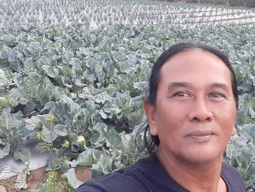 7 Potret Terbaru Ken Ken 'Wiro Sableng', Hidup Sederhana di Kaki Gunung
