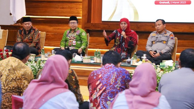Keluarga korban Tragedi Kanjuruhan kecewa dengan pertemuan yang digelar Gubernur Khofifah Indar Prawansa. Mereka butuh keadilan, bukan santunan.