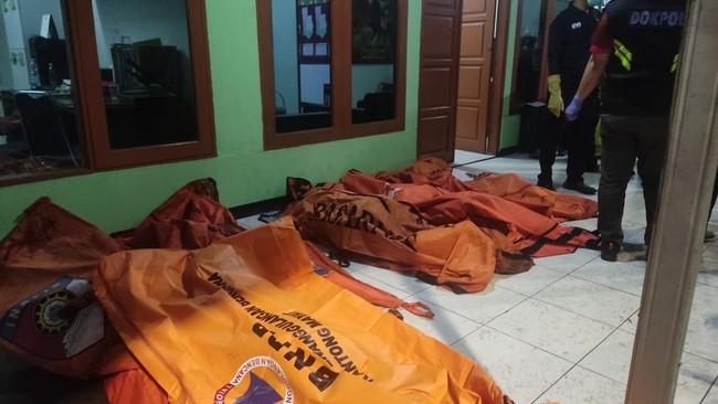 Sebanyak 14 orang dilaporkan tewas akibat kebakaran hebat Depo Pertamina Plumpang, Jakarta Utara, Jumat (3/3).