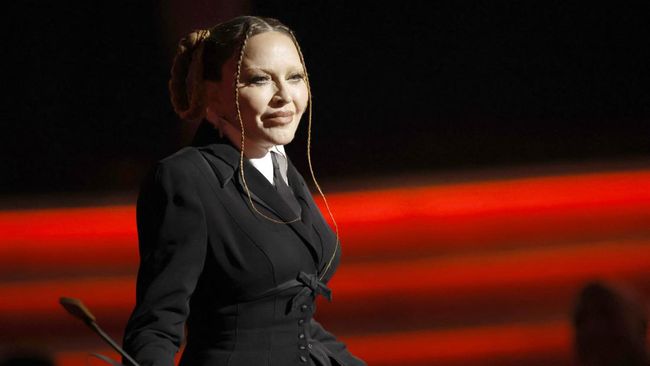 Sebelum ambruk, Madonna enggan mendengar nasihat teman-temannya untuk lebih santai dalam mempersiapkan tur dan tak perlu latihan fisik sampai lembur.