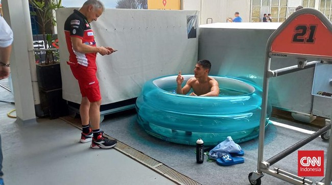 Pembalap Ducati Michael Rinaldi langsung berendam di kolam anak-anak yang berisi es usai mencatatkan waktu tercepat di FP1 dan FP2 WSBK Mandalika.