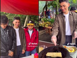 Wow! 3 Pria Turki Tampan Ini Jual Kebab Asli di Bandung