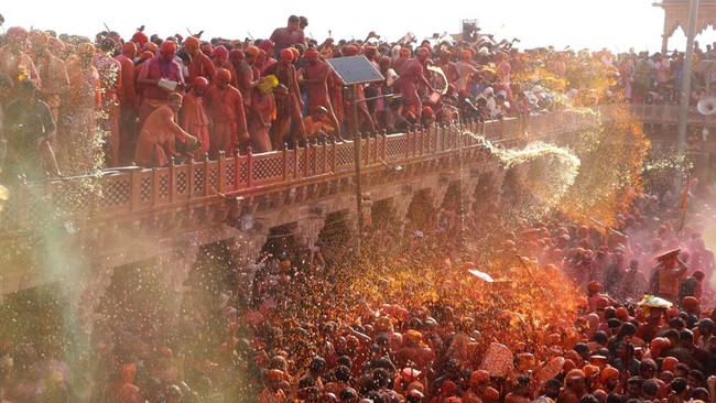 FOTO: India Rayakan Festival Holi dengan 'Perang' Bubuk Warna-warni