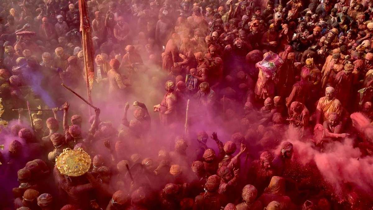 FOTO: India Rayakan Festival Holi dengan 'Perang' Bubuk Warna-warni