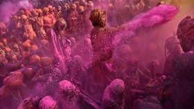 FOTO: India Rayakan Festival Holi dengan 'Perang' Bubuk Warna-warni