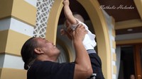 <p>Belum lama ini, Adzam pulang ke rumah Ayah Sule. Di sana, Adzam terlihat sangat bahagia dan bersemangat. Begitu pula dengan Sule yang tampak semringah bertemu putranya di rumah. (Foto: YouTube Nathalie Holscher)</p>