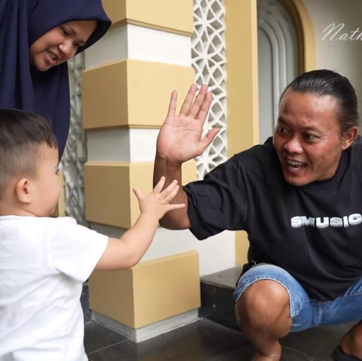 <p>Mulanya, Adzam terlihat takut dan lupa dengan wajah Ayah Sule. Namun, lama kelamaan Adzam menjadi akrab dan bermain bersama. Dalam unggahan video singkat di Instagram, Nathalie menuliskan, "<em>A day in my life</em> pulang ke Tambun." (Foto: YouTube Nathalie Holscher)</p>