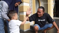 <p>Mulanya, Adzam terlihat takut dan lupa dengan wajah Ayah Sule. Namun, lama kelamaan Adzam menjadi akrab dan bermain bersama.&nbsp;Dalam unggahan video singkat di Instagram, Nathalie menuliskan, "<em>A day in my life</em> pulang ke Tambun."&nbsp;(Foto: YouTube Nathalie Holscher)</p>