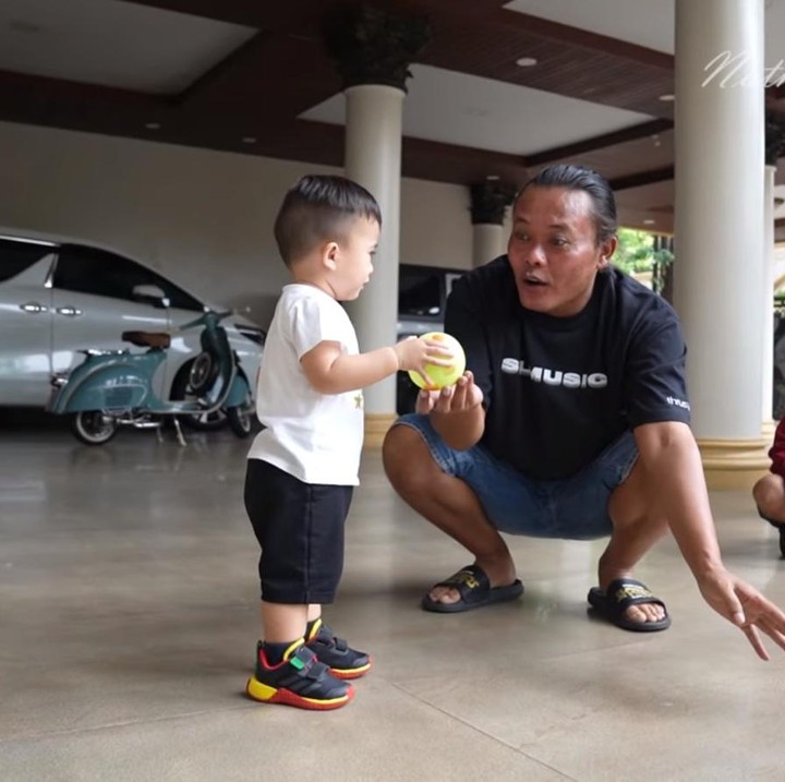 <p>Sule seolah tak mau melewatkan momen kebersamaannya dengan Adzam sedetik dengan ikut mengabadikannya lewat video berjudul, "Kangen tak terbendung". Komedian berusia 46 tahun ini sama sekali tak kelelahan ketika mengejar Adzam yang berlarian. (Foto: YouTube Nathalie Holscher)</p>
