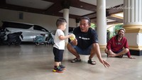 <p>Sule seolah tak mau melewatkan momen kebersamaannya dengan Adzam sedetik dengan ikut mengabadikannya lewat video berjudul, "Kangen tak terbendung". Komedian berusia 46 tahun ini sama sekali tak kelelahan ketika mengejar Adzam yang berlarian. (Foto: YouTube Nathalie Holscher)</p>