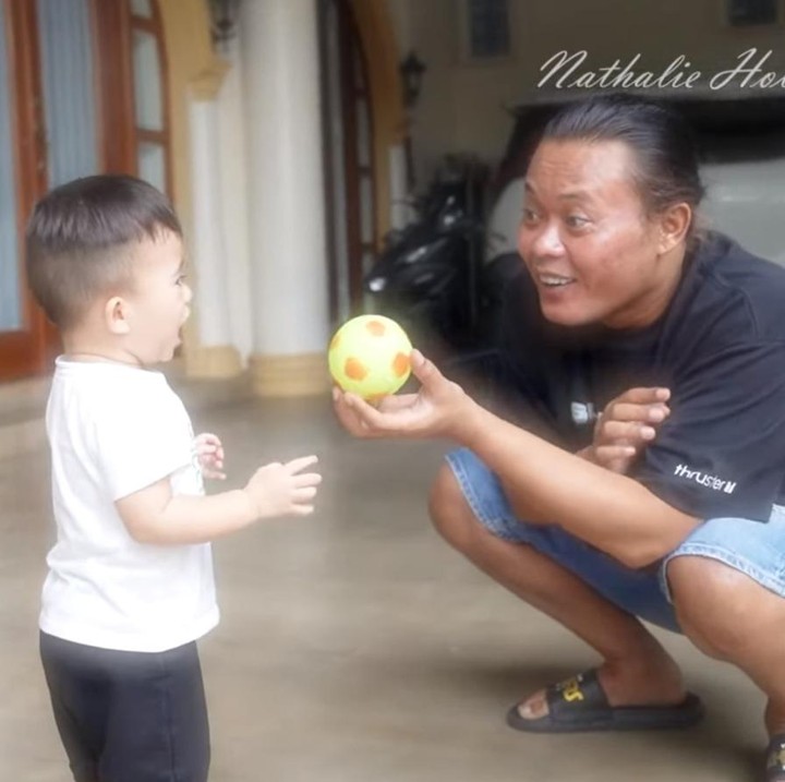 <p>Meski sudah berpisah, Natalie Holscher dan Sule masih terus berhubungan baik, Bunda. Mereka pun sepakat untuk sama-sama membesarkan sang anak, Adzam Adriansyah Sutisna. (Foto: YouTube Nathalie Holscher)</p>