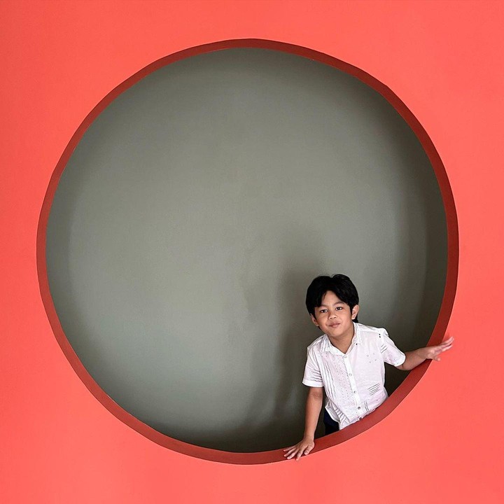 <p>Penyanyi Kunto Aji menyematkan nama Badha Banyugeni untuk putranya. Rangkaian nama tersebut diambil dari bahasa Jawa yang berarti air dan api. Unik dan enggak pasaran ya, Bunda? (Foto: Instagram: @peonyandherself)</p>