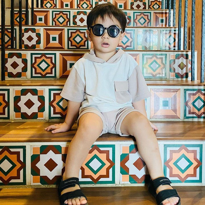 <p>Siapa yang terpikirkan memberi nama anak dengan angka? Pasangan Ammar Zoni dan Irish Bella memilih nama anak pertamanya dengan menyertakan angka, lho. Ia adalah Air Rumi Akbar 1453 yang lahir pada 28 April 2019. (Foto: Instagram: @_irishbella_)</p>
