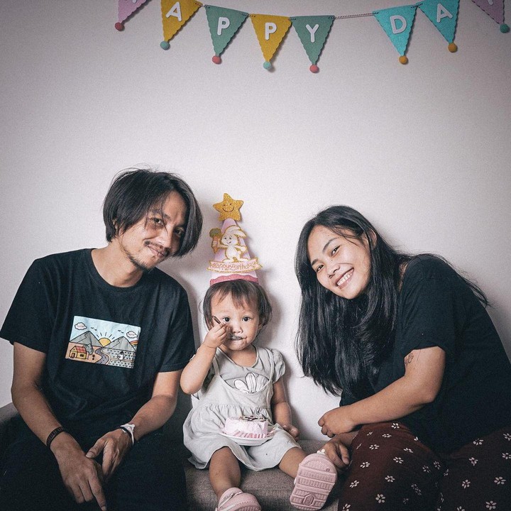 <p>Kecintaan penyanyi Fiersa Besari terhadap alam dan aksara membuatnya memilih nama unik untuk sang anak. Bocah perempuan yang lahir pada 16 Februari 2021 ini diberi nama Kinasih Menyusuri Bumi. (Foto: Instagram: @fiersabesari)</p>