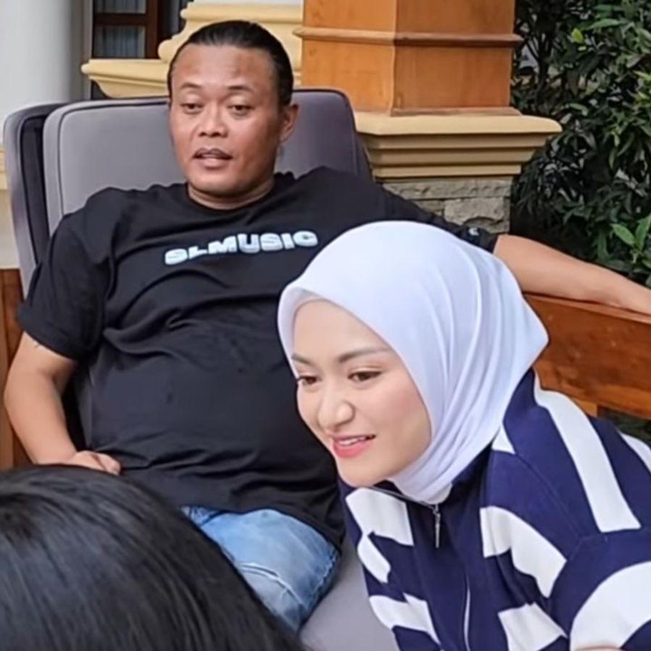 <p>Nathalie Holscher juga terlihat menemani Adzam mengunjungi sang Ayah, nih. Nathalie pun asyik mendampingi dan menjaga Adzam yang tengah berenang. (Foto: Instagram: @nathalieholscher)</p>
