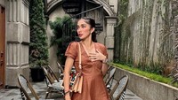 <p>Ussy Sulistyawati kerap tampil bak anak muda. Dalam beberapa potretnya, ia terlihat mengenakan dress di atas lutut dengan flatshoes dan tas jinjing. Enggak terlihat seperti Bunda lima anak, ya? (Foto: Instagram: @ussypratama)</p>