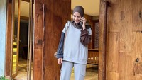 <p>Setelah menikah dengan Hanung Bramantyo, Zaskia Adya Mecca dikaruniai lima anak, Bunda. Meski begitu, gaya Zaskia tetap <em>simple</em> dan <em>stylist</em>, lho. (Foto: Instagram: @zaskiadyamecca)</p>