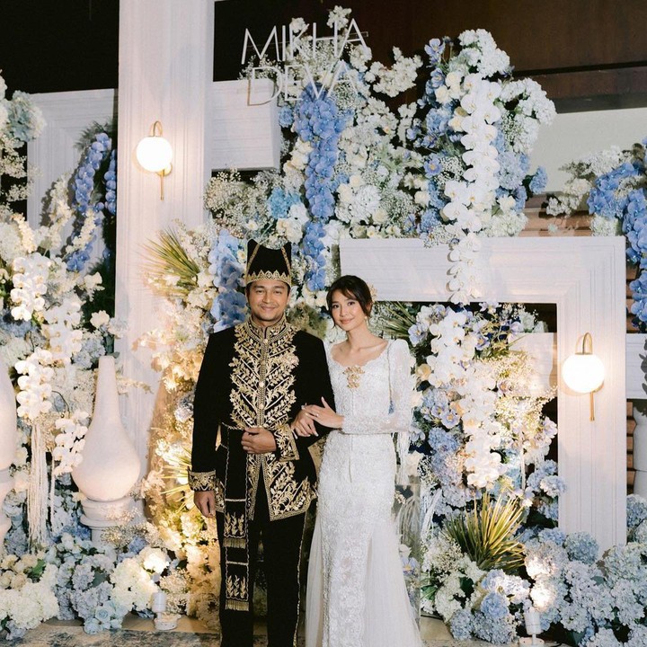 <p>Resepsi kali ini dibuat dengan sederhana namun tetap cantik dan intim, Bunda. Dekorasi dibuat dengan bunga warna putih dan biru yang lembut. (Foto: Instagram: @miktambayong)</p>