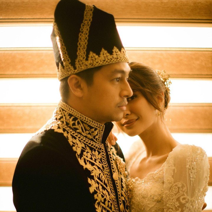 <p>Mikha terlihat cantik mengenakan gaun panjang warna putih dengan aksesoris khas Manado. Sementara itu, Deva terlihat gagah dengan setelah baju khas Manado lengkap dengan ikat pinggang dan topi. (Foto: Instagram: @miktambayong)</p>