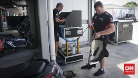 FOTO: Ritual Bersih-bersih Usai Latihan Bebas WSBK Mandalika 2023