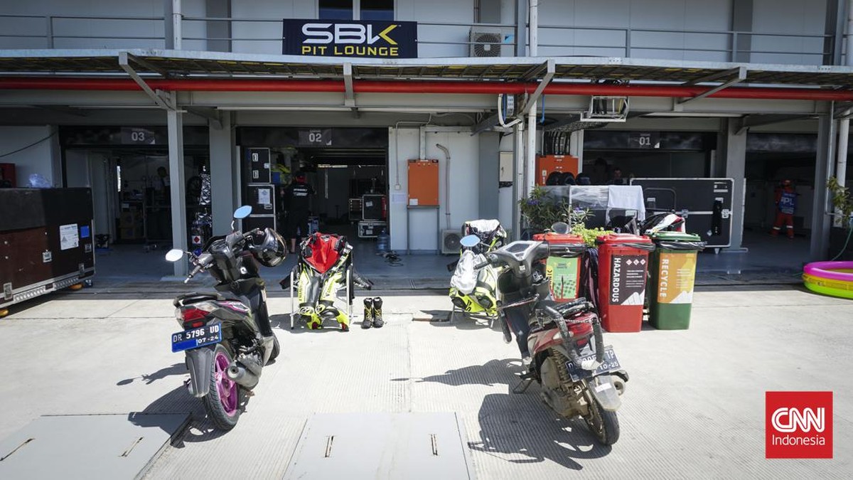 FOTO: Ritual Bersih-bersih Usai Latihan Bebas WSBK Mandalika 2023