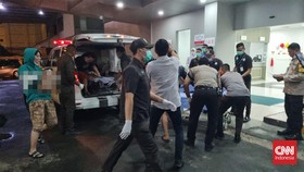 FOTO: Korban Kebakaran Depo Pertamina Plumpang Berdatangan ke RS Koja