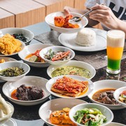 Terkenal Mewah dan Rasanya Enak, Ternyata Ini Pemilik Rumah Makan Padang Pagi Sore yang Populer!