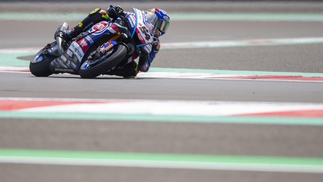 Toprak Razgatlioglu jadi pembalap terbaik pada sesi superpole WSBK Mandalika. Ia pun berhak di pole position pada Race 1, Sabtu (4/3).